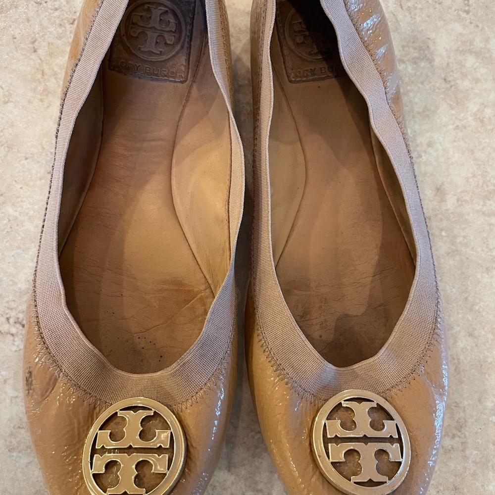 Tory Burch flats. Patent nude color. Worn and a few scuffs, but still very cute.